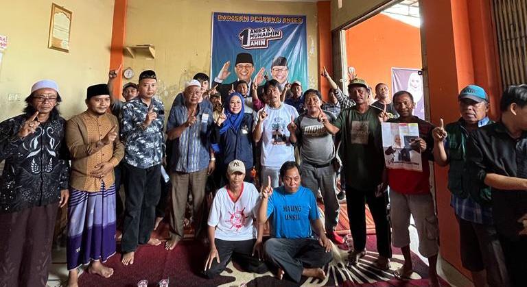 Caleg DPR RI dari Partai NasDem nomor urut 1 Dapil Jawa Barat X (Kuningan, Ciamis, Banjar dan Pangandaran), Farahdibha Tenrilemba melakukan kampanye di Kabupaten Kuningan.