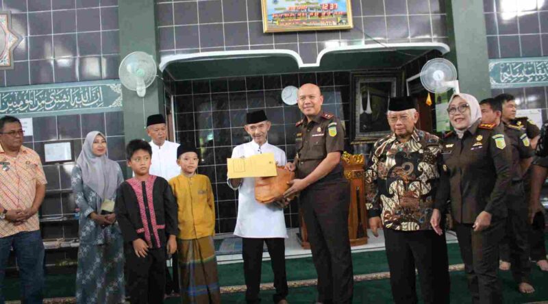 Kegiatan baksos dan santunan anak yatim oleh Kejati Jabar dan Kejari Ciamis di Masjid Jami Uswatun Hasanah, Kelurahan Maleber, Ciamis, Kamis (25/01/2024).