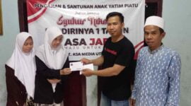 Redaksi Asajabar memberikan santunan kepada anak yatim dan piatu di Ponpes Miftahul Khoer Pasirkadu, Baregbeg Ciamis.