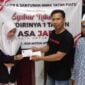Redaksi Asajabar memberikan santunan kepada anak yatim dan piatu di Ponpes Miftahul Khoer Pasirkadu, Baregbeg Ciamis.