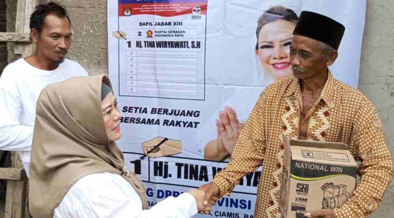 Hj. Tina Wiryawati, SH, Caleg DPRD Jabar Partai Gerindra nomor urut 1 (kiri) sedang memberikan alat pompa air.