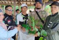 Anggota DPRD Provinsi Jawa Barat, Hj. Tina Wiryawati, SH (kiri).