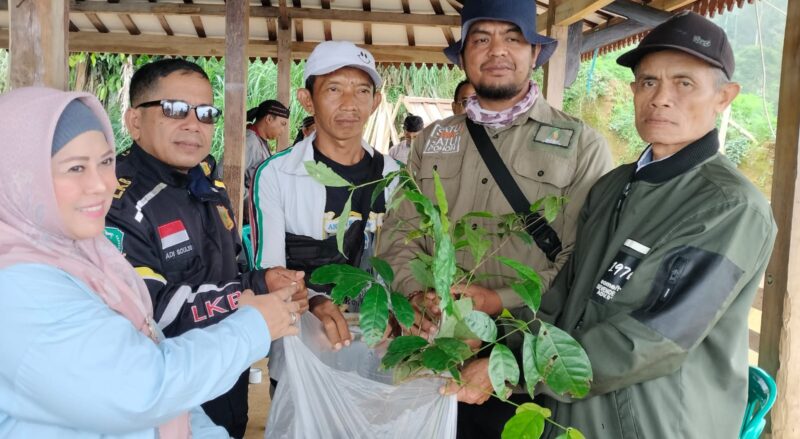 Anggota DPRD Provinsi Jawa Barat, Hj. Tina Wiryawati, SH (kiri).