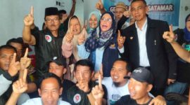 Farahdibha Tenrilemba, Caleg DPR RI dari Partai Nasdem nomor urut 1 Dapil Jabar X (Kuningan, Ciamis, Banjar dan Pangandaran) berfoto dengan relawannya.