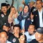 Farahdibha Tenrilemba, Caleg DPR RI dari Partai Nasdem nomor urut 1 Dapil Jabar X (Kuningan, Ciamis, Banjar dan Pangandaran) berfoto dengan relawannya.