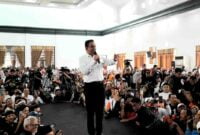 Anies Baswedan tengah berpidato dihadapan ribuan masyarakat Ciamis.