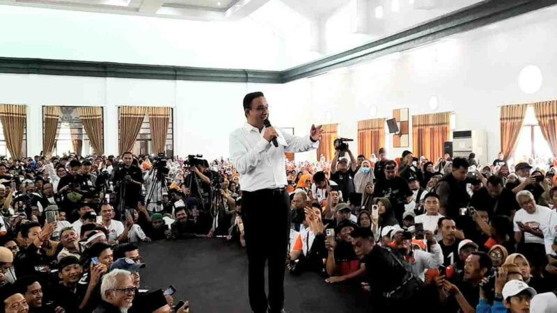 Anies Baswedan tengah berpidato dihadapan ribuan masyarakat Ciamis.