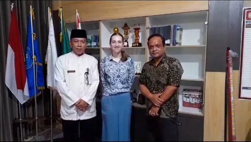 Kepala Sekolah SMAN 2 Ciamis, Drs. H. Andi Riyadi, M.Pd (kiri), Sarah Hamill Student Exchange Australia New Zealand (tengah) dan Aceng Dadan Nurdani, House family dan Guru Bahasa Inggris SMAN 2 Ciamis (kanan).