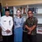 Kepala Sekolah SMAN 2 Ciamis, Drs. H. Andi Riyadi, M.Pd (kiri), Sarah Hamill Student Exchange Australia New Zealand (tengah) dan Aceng Dadan Nurdani, House family dan Guru Bahasa Inggris SMAN 2 Ciamis (kanan).