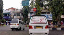 Salah satu Caleg DPR RI yang memasang APK dikendaraan plat kuning.