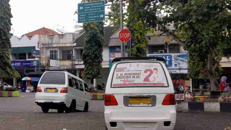 Salah satu Caleg DPR RI yang memasang APK dikendaraan plat kuning.