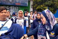 Caleg DPR RI Partai Nasdem No Urut 1 Dapil Jabar X, Farahdibha Tenrilemba temui rombongan Relawan asal Ciamis dengan berjalan kaki sejauh 2 kilometer dari Taman Tegallega menuju Jalan Pungkur ITC Kebon Kalapa.