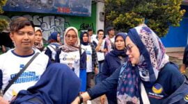 Caleg DPR RI Partai Nasdem No Urut 1 Dapil Jabar X, Farahdibha Tenrilemba temui rombongan Relawan asal Ciamis dengan berjalan kaki sejauh 2 kilometer dari Taman Tegallega menuju Jalan Pungkur ITC Kebon Kalapa.