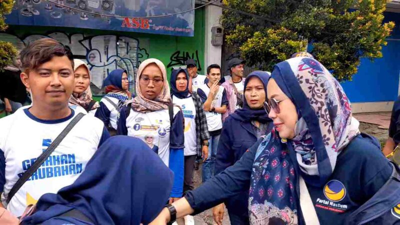 Caleg DPR RI Partai Nasdem No Urut 1 Dapil Jabar X, Farahdibha Tenrilemba temui rombongan Relawan asal Ciamis dengan berjalan kaki sejauh 2 kilometer dari Taman Tegallega menuju Jalan Pungkur ITC Kebon Kalapa.