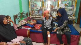 Anah (55) korban gigitan anjing tengah dirawat oleh anaknya.