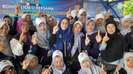 Caleg DPR RI dari Partai NasDem Dapil Jabar X (Kuningan, Ciamis, Banjar dan Pangandaran) Nomor Urut 1, Farahdibha Tenrilemba berfoto bersama dengan Tim Relawan Farahdibha.