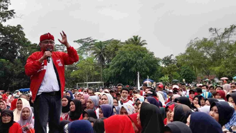 Caleg DPR RI dari Partai Solidaritas Indonesia (PSI) Dapil Jabar X, Fredi Darmawan, SE, tengah memberikan orasi politiknya dihadapan ribuan masyarakat.