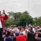 Caleg DPR RI dari Partai Solidaritas Indonesia (PSI) Dapil Jabar X, Fredi Darmawan, SE, tengah memberikan orasi politiknya dihadapan ribuan masyarakat.