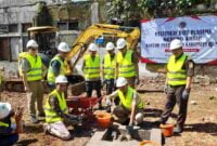 Kepala Kantah ATR/BPN Kabupaten Ciamis, Hermawan, saat meletakan batu pertamanya untuk pembangunan Gedung Arsip Pertanahan.