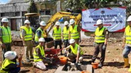 Kepala Kantah ATR/BPN Kabupaten Ciamis, Hermawan, saat meletakan batu pertamanya untuk pembangunan Gedung Arsip Pertanahan.