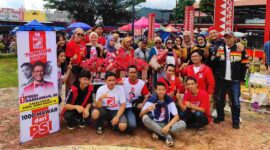 Caleg DPR RI dari Partai Solidaritas Indonesia (PSI) nomor urut 1 Dapil Jabar X, Fredi Darmawan, SE berfoto bersama dengan relawannya usai membagikan bunga mawar.