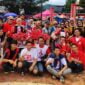 Caleg DPR RI dari Partai Solidaritas Indonesia (PSI) nomor urut 1 Dapil Jabar X, Fredi Darmawan, SE berfoto bersama dengan relawannya usai membagikan bunga mawar.