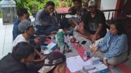 Relawan Spartan, kelompok pendukung Farahdibha Tenrilemba sedang melakukan door to door kepada masyarakat Kabupaten Ciamis.