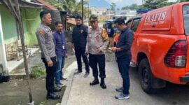 Petugas Inafis Polres Garut tengah melakukan olah TKP.