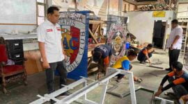 Kepala Lapas Kelas II B Ciamis, Beni Nurrahman tengah memantau pembuatan kursi taman yang dilakukan oleh warga binaan.