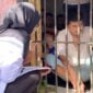 Perawat Lapas Kelas IIB Ciamis tengah memeriksa kesehatan narapidana.