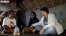 Tim Pemburu Misteri Asajabar tengah mewawancarai narasumber.
