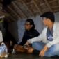 Tim Pemburu Misteri Asajabar tengah mewawancarai narasumber.