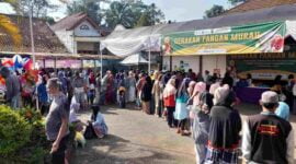 Gerakan Pangan Murah di Halaman Kantor Kecamatan Cikoneng, Rabu (6/3/2024).