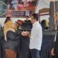Anggota Komisi 1 DPRD Jabar, Hj. Tina Wiryawati, SH menyerahkan uang santunan untuk lansia kepada Kepala Desa Puncak, Mustofa.