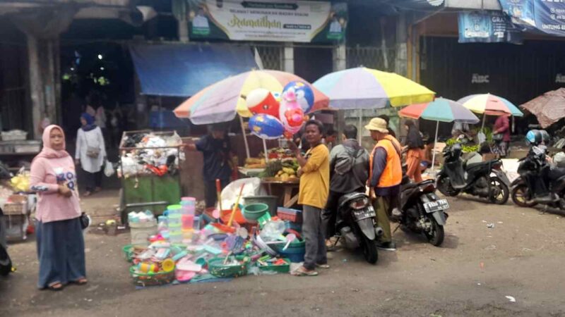 Pedagang kaki lilma (PKL) di Jalan Blok Pasar Subuh Ciamis.