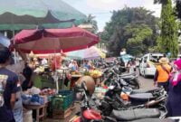 Para pedagang kaki lima (PKL) di Pasar Subuh Ciamis terlihat hingga ke bahu Jalan.