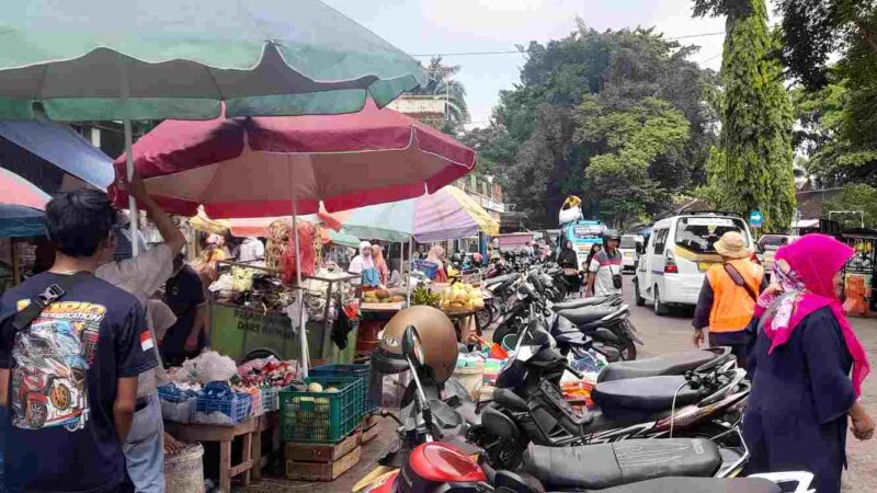 Para pedagang kaki lima (PKL) di Pasar Subuh Ciamis terlihat hingga ke bahu Jalan.