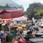 Para pedagang kaki lima (PKL) di Pasar Subuh Ciamis terlihat hingga ke bahu Jalan.