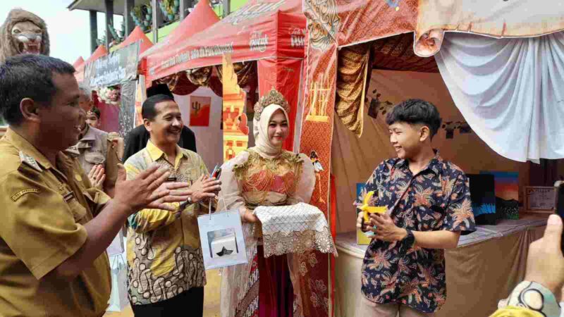 Kabid Pembinaan SMP Disdik Ciamis didampingi Kepala Sekolah tengah meninjau stand pameran Fiksi 2024.