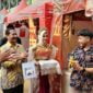 Kabid Pembinaan SMP Disdik Ciamis didampingi Kepala Sekolah tengah meninjau stand pameran Fiksi 2024.