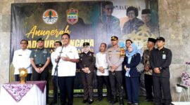 Bupati Ciamis, Herdiat Sunarya tengah berpidato usai arak-arakan menyambut kegembiraan atas diraihnya Anugerah Adipura Kencana.