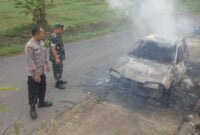 Sebuah mobil terbakar di Jalan Raya Rancah.