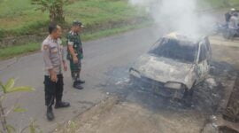 Sebuah mobil terbakar di Jalan Raya Rancah.