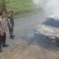 Sebuah mobil terbakar di Jalan Raya Rancah.