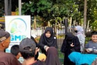 Gerakan Muslim/Muslimah Berbagi (GMB) Tasikmalaya berbagi takjil di perempatan Masjid Agung Kota Tasik.