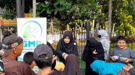 Gerakan Muslim/Muslimah Berbagi (GMB) Tasikmalaya berbagi takjil di perempatan Masjid Agung Kota Tasik.