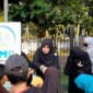 Gerakan Muslim/Muslimah Berbagi (GMB) Tasikmalaya berbagi takjil di perempatan Masjid Agung Kota Tasik.
