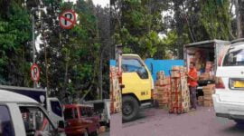 Aktivitas bongkar muat truk barang di Jalan Rumah Sakit-Pasar Ciamis Blok A.