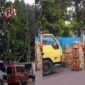 Aktivitas bongkar muat truk barang di Jalan Rumah Sakit-Pasar Ciamis Blok A.