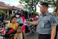 Lapas Kelas IIB Ciamis tengah memberikan takjil kepada pengendara.